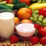 Alimentos Essenciais - Variedade de frutas, legumes, leite e iogurte para uma alimentação equilibrada