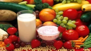 Alimentos Essenciais - Variedade de frutas, legumes, leite e iogurte para uma alimentação equilibrada