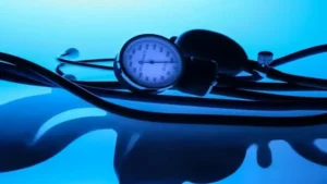 A Relação Entre Saúde Física e Saúde Mental Como Estão Conectadas - Ilustração de duas setas circulares conectando um cérebro humano e um coração pulsante, simbolizando a influência bidirecional entre saúde mental e física.