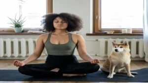 6 Dicas para Melhorar Sua Saúde Mental com Ajuda Profissional - mulher em posição de yoga.