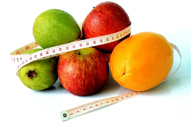 um grupo de frutos com fita métrica à volta