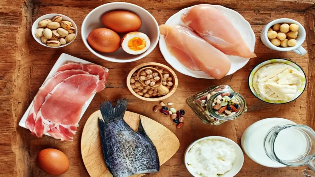 Proteínas para Hipertrofia - Prato com peito de frango, ovos, salmão e leguminosas - principais fontes naturais de proteína para hipertrofia muscular e ganho de massa