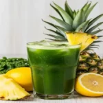 Suco detox de couve e abacaxi para limpeza do fígado e energia
