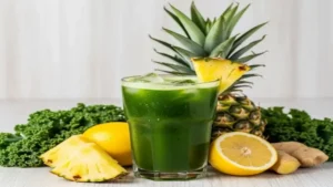 Suco detox de couve e abacaxi para limpeza do fígado e energia