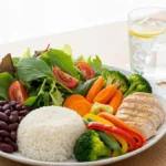 Prato equilibrado com proteínas, legumes e salada.