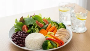 Prato equilibrado com proteínas, legumes e salada.