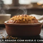 Maçã assada quente com aveia e canela em um ramekin, com vapor suave.