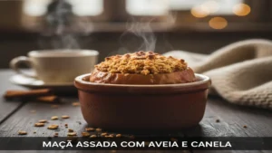 Maçã assada quente com aveia e canela em um ramekin, com vapor suave.