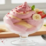 Sorvete saudável cremoso de banana e morango em taça, com frutas frescas.